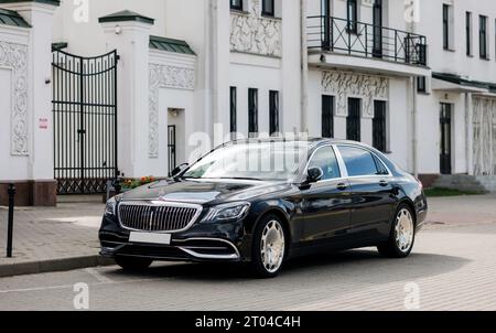 Minsk, Biélorussie, 4 octobre 2023 - Mercedes-Maybach Sedan. Voiture Mercedes noire brillante Banque D'Images