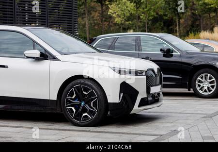 Minsk, Biélorussie, 4 octobre 2023 - blanc BMW iX SUV électrique sur le parking. voiture de luxe Banque D'Images