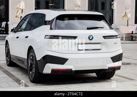 Minsk, Biélorussie, 4 octobre 2023 - Reaw voir voiture électrique de luxe futuriste BMW IX Banque D'Images