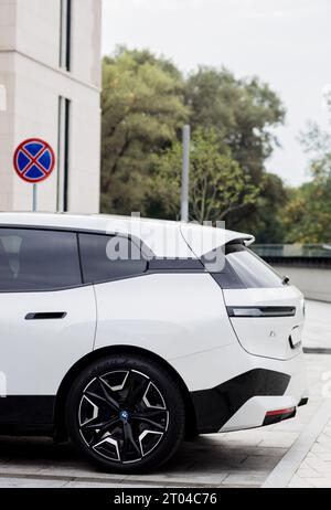 Minsk, Biélorussie, 4 octobre 2023 - blanc BMW iX XDrive électrique. automobile coûteuse Banque D'Images
