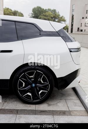 Minsk, Biélorussie, 4 octobre 2023 - véhicule de voiture blanc BMW iX SUV Banque D'Images