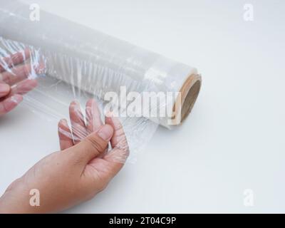 Rouleau d'emballage en plastique transparent sur fond blanc Banque D'Images