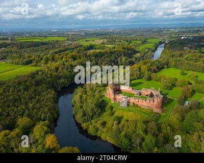Vue aérienne des ruines du château de Bothwell près de la rivière Clyde, Bothwell, South Lanarkshire, Écosse. ROYAUME-UNI Banque D'Images