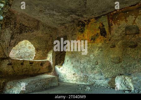 L'abbaye de Santa Maria di Pulsano est entourée de divers ermitages, parfois décorés de fresques, qui servaient de maisons et de lieux de prière. Puglia Banque D'Images