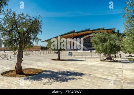 Le cimetière avec des oliviers et le bâtiment moderne du sanctuaire de San Pio da Pietralcina. San Giovanni Rotondo, province de Foggia, Pouilles Banque D'Images