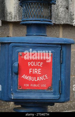 Boîte d'appel téléphonique des services d'urgence vintage au musée du trolleybus Santoft. Lincolnshire, Royaume-Uni. Banque D'Images