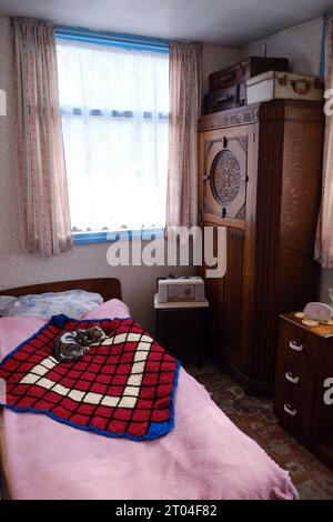 Intérieur bungalow de logement d'urgence préfabriqué d'après-guerre. Banque D'Images