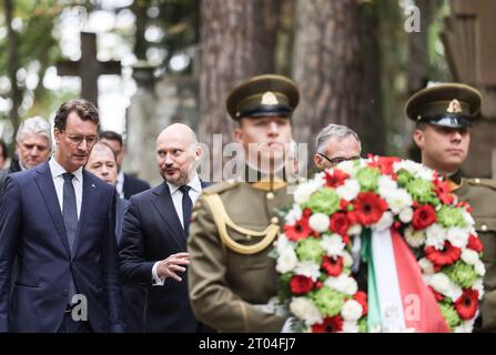 Vilnius, Lituanie. 04 octobre 2023. Hendrik Wüst (CDU, l), ministre-président de Rhénanie-du-Nord-Westphalie, marche avec Jonas Survilla (2e à partir de la gauche), vice-ministre des Affaires étrangères de la République de Lituanie, au Mémorial national des victimes de la lutte pour l'indépendance pour déposer une gerbe. Au cours de sa visite en Lituanie, le ministre-président de Rhénanie-du-Nord-Westphalie, Hendrik Wüst, a rencontré le Premier ministre Simonyte pour des entretiens politiques. Crédit : Oliver Berg/dpa/Alamy Live News Banque D'Images