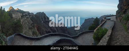 Vue panoramique depuis le point de vue Mirador Ermita del Santo, Arure. Vue vers la vallée du village Taguluche avec de petites maisons, des falaises pointues et Banque D'Images