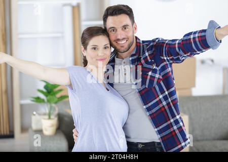 heureux couple agitant à la caméra Banque D'Images