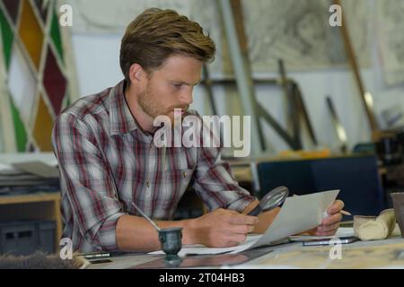 homme travaillant dans son atelier Banque D'Images