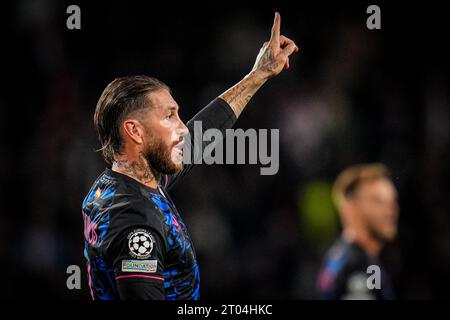 Eindhoven, pays-Bas. 03 octobre 2023. EINDHOVEN, PAYS-BAS - 3 OCTOBRE : Sergio Ramos du Sevilla FC fait ses gestes lors du match du groupe B de l'UEFA Champions League entre le PSV Eindhoven et le Sevilla FC au Phillips Stadion le 3 octobre 2023 à Eindhoven, pays-Bas. (Photo Rene Nijhuis/Orange Pictures) crédit : Orange pics BV/Alamy Live News Banque D'Images
