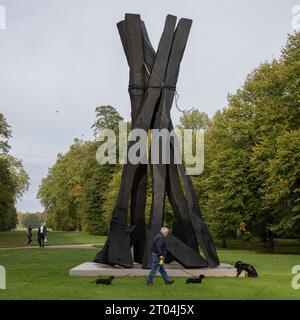 Serpentine South, Londres, Royaume-Uni. 4 octobre 2023. Serpentine Gallery présente sa première exposition personnelle de Georg Baselitz (né en 1938, Saxe) du 5 octobre 2023 au 7 janvier 2024. Il comprend une sculpture monumentale de neuf mètres de haut Zero Dom (Zero Dome) dans les parcs royaux, présentée pour la première fois au Royaume-Uni (photo). Crédit : Malcolm Park/Alamy Live News Banque D'Images