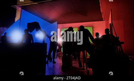 Images silhouettes de la réalisation ou des coulisses de la production vidéo produite dans le studio de cinéma qui incluent tous les équipements de lumière et de caméra professionnels Banque D'Images