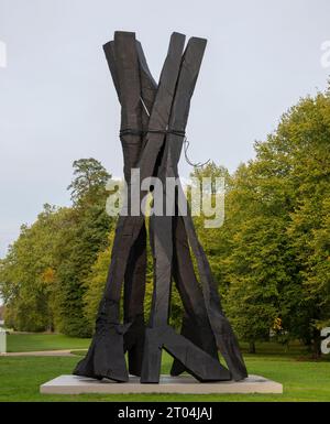 Serpentine South, Londres, Royaume-Uni. 4 octobre 2023. Serpentine Gallery présente sa première exposition personnelle de Georg Baselitz (né en 1938, Saxe) du 5 octobre 2023 au 7 janvier 2024. Il comprend une sculpture monumentale de neuf mètres de haut Zero Dom (Zero Dome) dans les parcs royaux, présentée pour la première fois au Royaume-Uni (photo). Crédit : Malcolm Park/Alamy Live News Banque D'Images