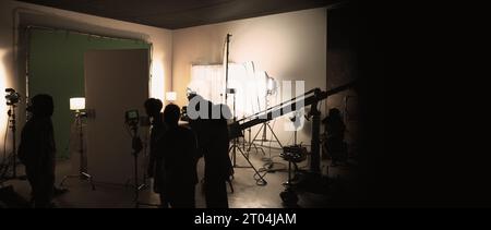 Images silhouettes de la réalisation ou des coulisses de la production vidéo produite dans le studio de cinéma qui incluent tous les équipements de lumière et de caméra professionnels Banque D'Images