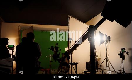 Images silhouettes de la réalisation ou des coulisses de la production vidéo produite dans le studio de cinéma qui incluent tous les équipements de lumière et de caméra professionnels Banque D'Images