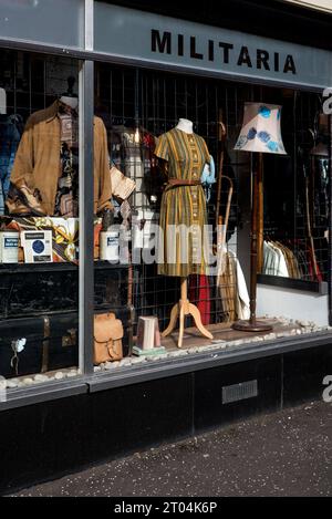 W Armstrong & son, Vintage Clothing Emporium à l'angle de Montague Street et Clerk Street dans le Southside d'Édimbourg. Banque D'Images