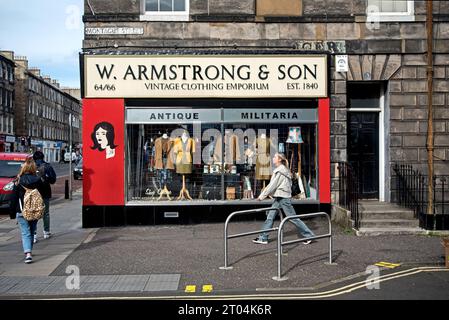 W Armstrong & son, Vintage Clothing Emporium à l'angle de Montague Street et Clerk Street dans le Southside d'Édimbourg. Banque D'Images