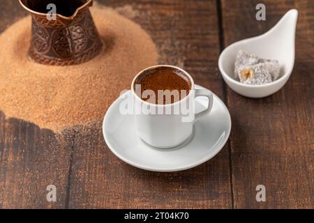 Café turc cuit dans du sable chaud avec délice turc dans une tasse à café classique Banque D'Images