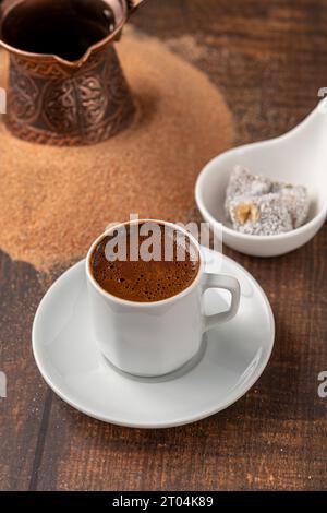 Café turc cuit dans du sable chaud avec délice turc dans une tasse à café classique Banque D'Images