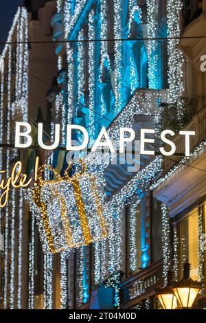 Belle scène de Noël avec le mot lumineux Budapest la nuit, Hongrie Banque D'Images