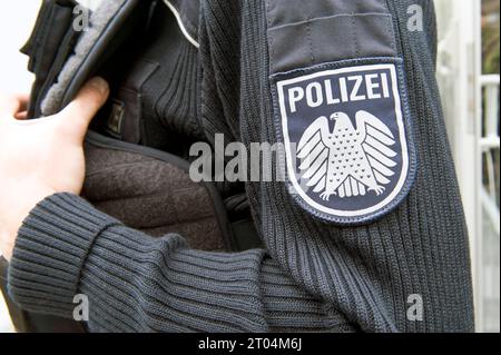 Hoheitszeichen der Polizei beim Deutschen Bundestagspolizei Parlamentspolizei BTPol uniforme Polizei Abzeichen Wappen Emblem am Ärmel Polizeiabzeichen Dienstwappen Symbol Schutzkleidung Polizeibeamte Polizeibeamter Sicherheit Ordnungshüter Gesetzeshüter Ausrüstung Berufskleidung Polizist Dienstkleidung Innenpolitik 20231003ad151 Hamburg Hamburg Deutschland Allemagne *** Insigne de police à la Bundestag allemand Bundestag police Parlement police BTPol uniforme badge de police emblème sur la manche badge de police emblème de service symbole protecteur vêtements policier policier policier loi sur la sécurité des policiers Banque D'Images