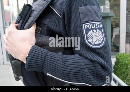 Hoheitszeichen der Polizei beim Deutschen Bundestagspolizei Parlamentspolizei BTPol uniforme Polizei Abzeichen Wappen Emblem am Ärmel Polizeiabzeichen Dienstwappen Symbol Schutzkleidung Polizeibeamte Polizeibeamter Sicherheit Ordnungshüter Gesetzeshüter Ausrüstung Berufskleidung Polizist Dienstkleidung Innenpolitik 20231003ad155 Hamburg Hamburg Deutschland Allemagne *** Insigne de police à la Bundestag allemand Bundestag police Parlement police BTPol uniforme badge de police emblème sur la manche badge de police emblème de service symbole protecteur vêtements policier policier policier loi sur la sécurité des policiers Banque D'Images