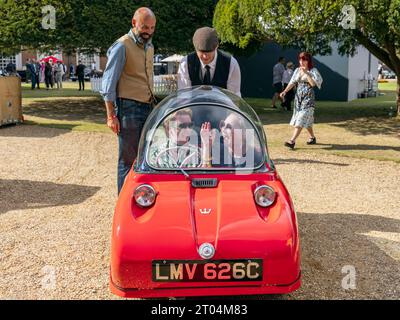 Visiteurs s'amusant dans un Trident Peel 1964, Concours of Elegance 2023, Hampton court Palace, Londres, Royaume-Uni Banque D'Images