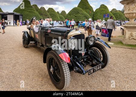 Prince Michael de Kent au volant du 1929 4,5 litres le Mans Vanden Plas Stanley Mann Bentley au Concours of Elegance 2023, Hampton court Palace, Londres Banque D'Images