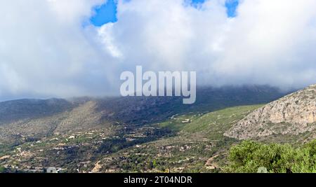 Île de Kythère, vue panoramique sur les montagnes sous les nuages bas du matin, près des villes de Chora et Livadi, à Kythère, Grèce, Europe. Banque D'Images