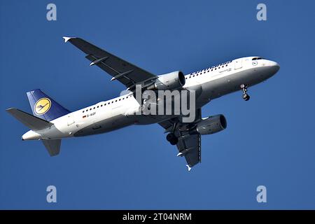 Marseille, France. 1 octobre 2023. Un avion Lufthansa arrive à l’aéroport Marseille Provence. Les avions arrivent à Marseille-Provence-Airport. (Image de crédit : © Gerard Bottino/SOPA Images via ZUMA Press Wire) USAGE ÉDITORIAL SEULEMENT! Non destiné à UN USAGE commercial ! Banque D'Images