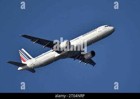 Marseille, France. 1 octobre 2023. Un avion d'Air France arrive à l'aéroport Marseille Provence. Les avions arrivent à Marseille-Provence-Airport. (Image de crédit : © Gerard Bottino/SOPA Images via ZUMA Press Wire) USAGE ÉDITORIAL SEULEMENT! Non destiné à UN USAGE commercial ! Banque D'Images