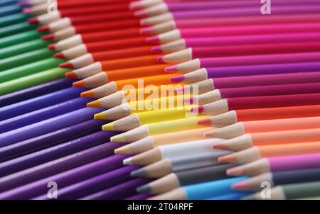 Crayons de couleur gros plan. Collection de crayons de couleur en rangée Banque D'Images