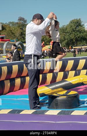 La bible exige que les Juifs s'amusent pendant les vacances de Soukkos. Des familles juives de Monsey sont allées à Manny Weldler Park et ont fait exactement cela. 2 octobre 2023. Banque D'Images