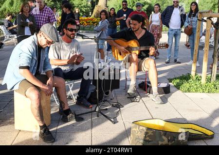 San Sebastian, Gipuzkoa, Espagne-12 août 2023 : musiciens jouant de la musique flamenco avec la guitare espagnole dans la rue de San Sebastian Banque D'Images