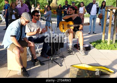 San Sebastian, Gipuzkoa, Espagne-12 août 2023 : musiciens jouant de la musique flamenco avec la guitare espagnole dans la rue de San Sebastian Banque D'Images