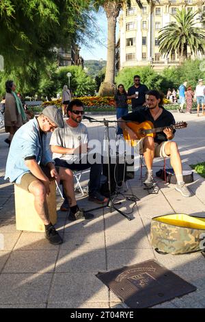 San Sebastian, Gipuzkoa, Espagne-12 août 2023 : musiciens jouant de la musique flamenco avec la guitare espagnole dans la rue de San Sebastian Banque D'Images