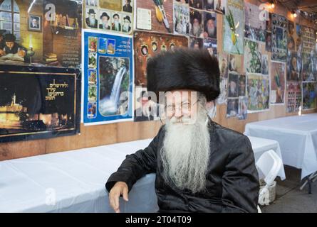 Un homme juif portant un chapeau de fourrure shtreimel pose pour une photo dans une Soukkah sur Soukot. À Monsey, comté de Rockland, New York. Banque D'Images