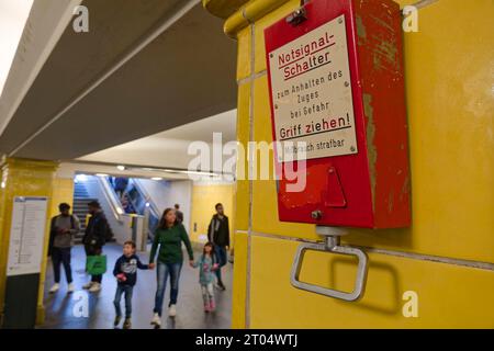 U-Bahn Station Hermannplatz, U8, Bahnsteig, BVG, oeffentlicher Nahverkehr, Berlin Banque D'Images