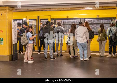 U-Bahn Station Hermannplatz, U7, Bahnsteig, BVG, oeffentlicher Nahverkehr, Berlin Banque D'Images