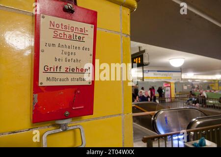 U-Bahn Station Hermannplatz, U8, Bahnsteig, BVG, oeffentlicher Nahverkehr, Berlin Banque D'Images