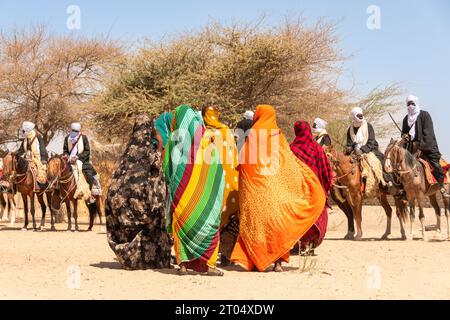 Des femmes arabes dansent dans un festival traditionnel au Tchad Banque D'Images