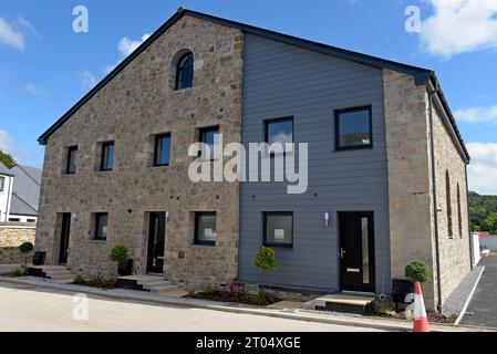 Converti ancien hangar de marchandises de chemin de fer, maintenant appartements dans le nouveau lotissement sur l'ancienne gare de Moretonhampstead, Devon, septembre 2023 Banque D'Images