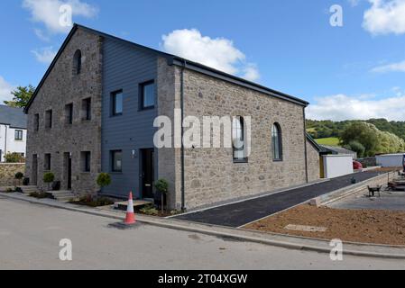Converti ancien hangar de marchandises de chemin de fer, maintenant appartements dans le nouveau lotissement sur l'ancienne gare de Moretonhampstead, Devon, septembre 2023 Banque D'Images