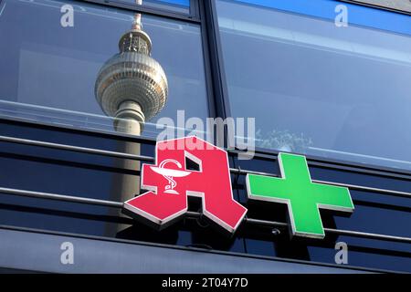 Apotheke und Berliner Fernsehturm Apotheke und Berliner Fernsehturm, 02.10.2023, Mitte, Berlin, über dem logo einer Apotheke spiegelt sich der Berliner Fernsehturm. *** Pharmacie et tour de télévision de Berlin pharmacie et tour de télévision de Berlin, 02 10 2023, Mitte, Berlin, au-dessus du logo d'une pharmacie la tour de télévision de Berlin est reflétée crédit : Imago/Alamy Live News Banque D'Images