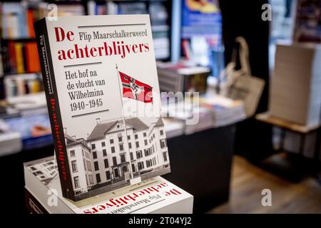 LA HAYE - le livre de Achterblijvers de Flip Maarschalkerweerd dans une librairie. L'historien révèle dans son nouveau livre de Achterblijvers qu'il a trouvé la carte originale de membre du NSDAP du prince. ANP ROBIN UTRECHT netherlands Out - belgique Out Banque D'Images