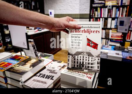 Le livre de Achterblijvers de Flip Maarschalkerweerd dans une librairie. L'historien révèle dans son nouveau livre de Achterblijvers qu'il a trouvé la carte de membre originale du NSDAP (parti d'Adolf Hitler) du défunt prince Bernhard. À la Haye (pays-Bas), le 4 octobre 2023. ANP ROBIN UTRECHT netherlands Out - belgique Out Banque D'Images