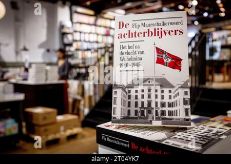 Le livre de Achterblijvers de Flip Maarschalkerweerd dans une librairie. L'historien révèle dans son nouveau livre de Achterblijvers qu'il a trouvé la carte de membre originale du NSDAP (parti d'Adolf Hitler) du défunt prince Bernhard. À la Haye (pays-Bas), le 4 octobre 2023. ANP ROBIN UTRECHT netherlands Out - belgique Out Banque D'Images