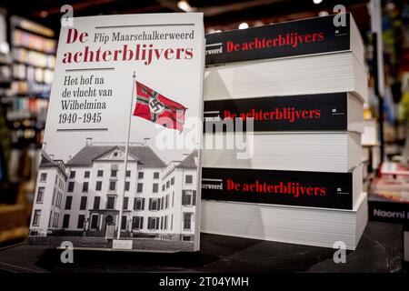 Le livre de Achterblijvers de Flip Maarschalkerweerd dans une librairie. L'historien révèle dans son nouveau livre de Achterblijvers qu'il a trouvé la carte de membre originale du NSDAP (parti d'Adolf Hitler) du défunt prince Bernhard. À la Haye (pays-Bas), le 4 octobre 2023. ANP ROBIN UTRECHT netherlands Out - belgique Out Banque D'Images